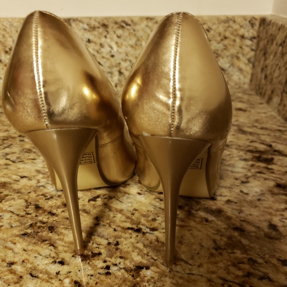 Olivia Miller Alessia Signature Pumps - Picture 3 of 8